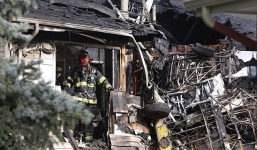 Máy bay đâm vào nhà dân bốc cháy, cả khu phố náo loạn