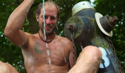 Cận cảnh cuộc sống của người đàn ông 1 năm không tắm