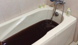 Phát hoảng với nước tắm đen như nước cống tại resort 4 sao