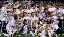 Ronaldo và đồng đội được thưởng bao nhiêu nếu giành cú ăn 3?