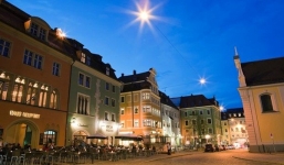 Thiếu nữ rạch cổ con đẻ mới sinh 30 phút, thản nhiên đến sàn nhảy