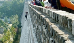 Khống chế công an, 45 con nghiện đập tường trốn trại