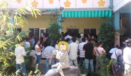 3 giờ sáng leo rào xin con vào mẫu giáo