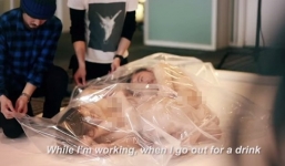 Sốc với quảng cáo cặp đôi khỏa thân trong túi ni lông