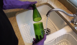 Màn cắt chai thủy tinh 'bá đạo' trong tích tắc