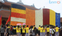 Tận mắt xem lá cờ Phật giáo được làm từ hoa tươi lớn nhất châu Á