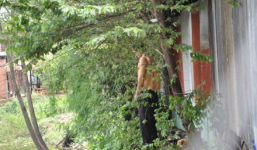 Con gái kinh hoàng phát hiện bố chết trong tư thế treo cổ