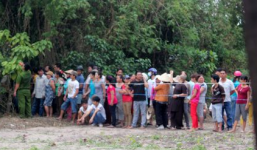 Thi thể nam sinh bị đánh chết ngồi trên xe máy cạnh hàng rào