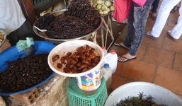 Đi sắm 'thần dược phòng the' ở khu chợ có 1-0-2 tại Việt Nam