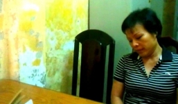 Người phụ nữ đánh, hất cảnh sát lên nắp capo òa khóc tại đồn CA