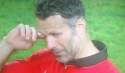 Giggs cùng Vidic nghẹn ngào nói lời cuối ở Old Trafford