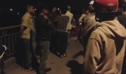 Đang đi, bất ngờ dừng xe nhảy cầu tự vẫn