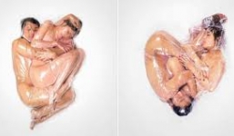 Choáng cặp đôi khỏa thân ôm nhau trong túi nilon bọc kín