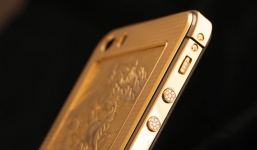 iPhone 5s vỏ vàng 18K chạm khắc tinh xảo