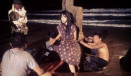 Ngân Khánh bị hành hung trói vào cột ngâm nước lạnh