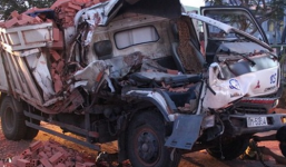 Đâm vào đuôi xe container, phụ xe chết thảm trong cabin