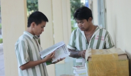 Tặng sách cho phạm nhân trại giam Xuyên Mộc