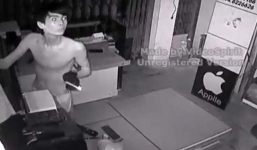 Tên trộm đu dây chui vào cửa hàng khoắng sạch điện thoại