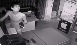 Clip: Trộm đột nhập 'khoắng' sạch cửa hàng điện thoại