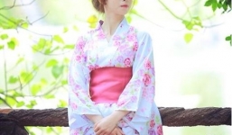 Hoa khôi làng võ tạo dáng ngây thơ trong trang phục Kimono