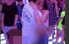 Thản nhiên để bạn trai 'sàm sỡ' giữa quán bar