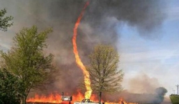 Kinh ngạc đám cháy hình lốc xoáy ở Mỹ