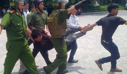 Hà Nội: “Ngáo đá” cầm dao khống chế, dọa giết mẹ kế bị bại liệt