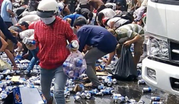 Bỏ mặc tài xế mắc kẹt trong cabin lao vào hôi của