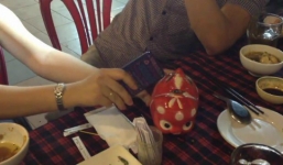 Màn đập heo đất 'bá đạo' bằng iPhone đắt tiền