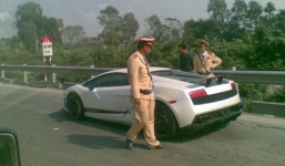 Siêu xe Lamborghini không biển số bị cảnh sát tuýt còi gây tranh cãi