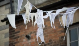 Ngôi làng nổi tiếng vì lấy đồ lót làm cờ đuôi nheo