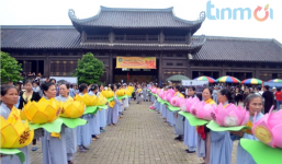 Hàng vạn người đổ về dự khai mạc Đại lễ Phật đản 2014