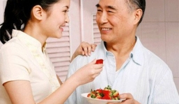 Sốc con gái dẫn nhân tình cũ của mẹ về ra mắt