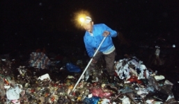 Bới rác tìm xác thối, hài nhi giữa lòng Hà Nội