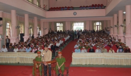 Vác dao bầu chém người vì mời rượu không uống