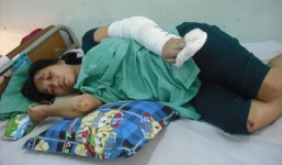 Côn đồ vô cớ vào nhà chém mẹ và bé 7 tháng tuổi trọng thương