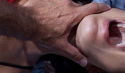 Dấu răng của bé gái trên môi khiến 'yêu râu xanh'... cứng họng