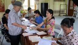 Làm nhiều hơn, lương hưu ít hơn: Tội nghiệp người già
