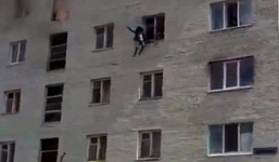 Mẹ ném 2 con nhỏ từ tầng 4 tòa nhà đang bốc cháy
