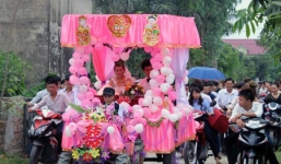 Clip rước dâu bằng...máy cày ở Nghệ An