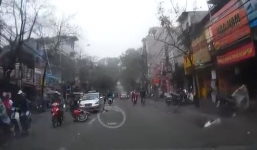 Tạt đầu taxi, nam thanh niên tự ngã