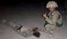 Vô tư 'tạo dáng' bên xác chết, binh sĩ Anh khiến thế giới phẫn nộ