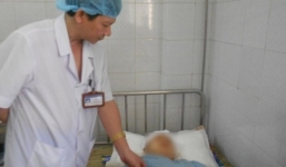 Bị bố chồng chém chấn thương sọ não sau khi sinh con được 9 ngày