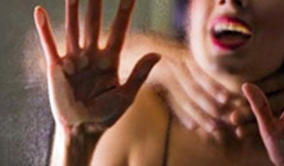 Cô gái lõa thể nằm giữa lều sau chuỗi ngày bị hành