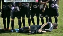 Sốc với cầu thủ nằm dưới đất để cản đá phạt