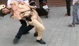 Clip CSGT bị người vi phạm hành hung khi đang làm nhiệm vụ