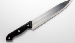 Con gái bị đổ tội ăn cắp, bố rút dao đâm hàng xóm nhập viện