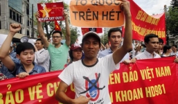 Tuần hành phản đối giàn khoan Trung Quốc trên báo quốc tế