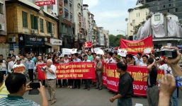 Clip: Người dân Hà Nội tuần hành phản đối Trung Quốc