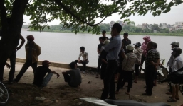 Hốt hoảng phát hiện xác chết nổi trên hồ Linh Đàm